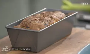 Cake à la rhubarbe Laurent Mariotte tout juste sorti du moule, prêt à être dégusté.