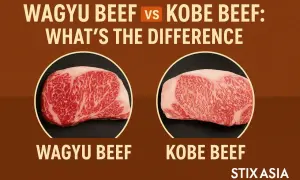 Deux morceaux de bœuf marbré, l'un étiqueté "Wagyu Beef", l'autre "Kobe Beef", illustrant la différence entre ces viandes d'exception.