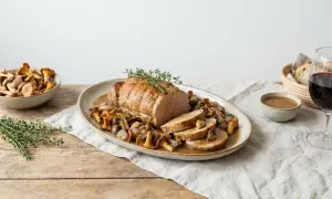 Délicieux quasi de veau rôti, servi avec une poêlée de champignons et une sauce onctueuse. Une recette parfaite pour un repas savoureux.