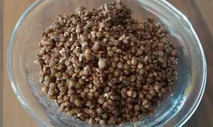 Lentilles cuites à la perfection dans une cocotte minute, prêtes à être dégustées.