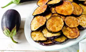 Aubergines coupées en rondelles, dorées et prêtes à être dégustées. Le temps de cuisson aubergine à l'eau est court pour un plat savoureux.