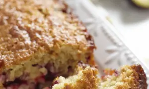 Gâteau moelleux aux fruits rouges, un délice gourmand. Ce cake praline rose est prêt à être dégusté.