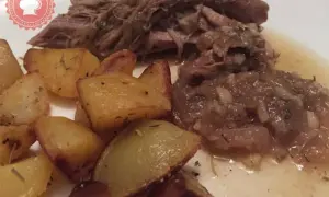 Un plat de filet mignon moelleux, effiloché et servi avec des pommes de terre rôties et une sauce savoureuse. Une recette parfaite pour un repas réconfortant.