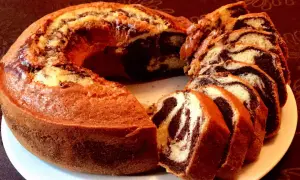 Un délicieux gâteau marbré, coupé en tranches, révèle ses tourbillons de chocolat et de vanille.