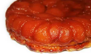 Tarte Tatin caramélisée, ses pommes dorées et sa pâte feuilletée croustillante invitent à la gourmandise.