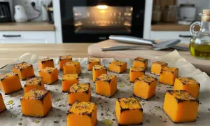 Dés de courge butternut rôtis, parfaits pour une recette facile et savoureuse. Assaisonnés d'herbes et d'huile d'olive, prêts à être dégustés.