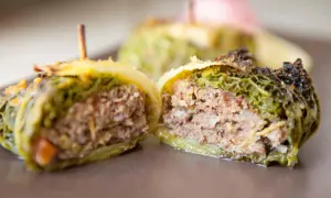 Délicieux choux farcis au four, une recette savoureuse avec une farce généreuse.