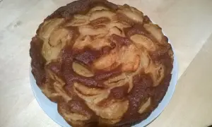 Gâteau aux pommes doré, un délice sans sucre, avec des fruits caramélisés sur le dessus.