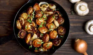 Poêlée de champignons et oignons caramélisés, une délicieuse cuisson des cèpes, garnie de persil frais.