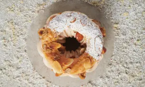 Un Paris-Brest gourmand, garni de crème onctueuse et d'amandes effilées. Une recette qui fait saliver !