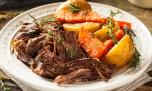 Un plat de bœuf effiloché, carottes et pommes de terre rôties, garni de thym frais. Une belle inspiration pour une recette bœuf carottes Laurent Mariotte.