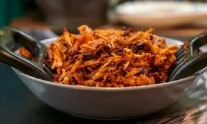 Un plat appétissant d'effiloché de porc, prêt à être dégusté. Une recette facile pour un repas savoureux.