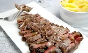 Tranches de bavette de bœuf savoureuses nappées d'une sauce échalote onctueuse, accompagnées de frites dorées. Un délice !