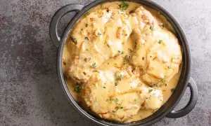 Côtes de porc onctueuses dans une sauce crémeuse aux oignons, garnies de thym frais. Une délicieuse recette côte de porc au four.
