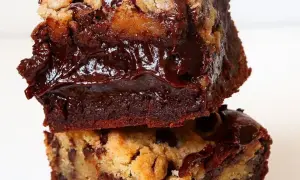 Deux délicieux brookies empilés, un mélange parfait de brownie et de cookie, prêts à être dégustés. Une recette gourmande à essayer !