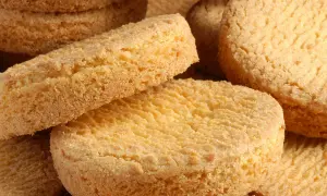 Gros plan sur des palets bretons dorés et croustillants, empilés et prêts à être dégustés.