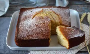 Un délicieux cake fait maison, saupoudré de sucre glace. Parfait pour accompagner votre recette cake préférée.