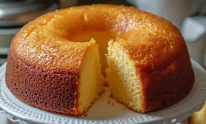 Un gâteau moelleux et doré, parfait pour une recette de gâteau simple. Sa croûte légèrement caramélisée promet un délice.