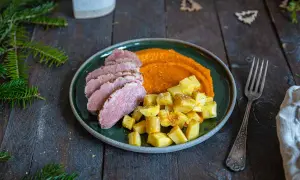 Tranches de magret de canard, purée de carottes et pommes de terre rôties. Le temps de cuisson magret de canard est parfait pour cette viande tendre.