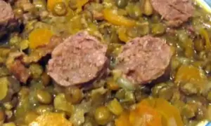 Un plat réconfortant de lentilles saucisses, avec des rondelles de saucisse savoureuses et des légumes colorés.
