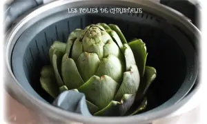 Un gros artichaut vert est prêt pour la cuisson vapeur. Le temps de cuisson vapeur de l'artichaut est bientôt terminé.