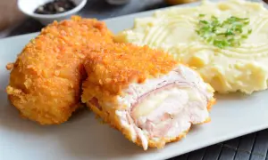 Un cordon bleu croustillant, garni de jambon et de fromage fondant, servi avec une purée onctueuse. Une recette signée Laurent Mariotte.