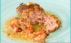 Joues de porc au cidre, tendres et savoureuses, mijotées avec des tomates et des oignons dans une sauce dorée. Un délice pour les gourmands.