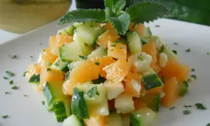 Salade fraîche de melon et concombre, une recette légère et estivale.