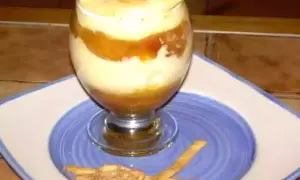 Délicieux dessert mirabelles mascarpone en verrine, garni d'une touche fruitée et accompagné de biscuits.
