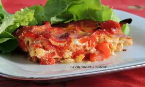 Tranche de chakchouka maison, savoureuse et colorée, servie avec une salade verte fraîche. Une recette facile pour un repas plein de saveurs.