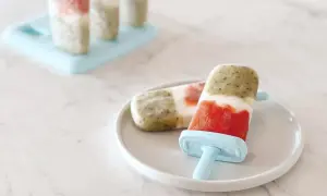 Délicieux dessert glacé recette : bâtonnets aux fruits et graines de chia, parfaits pour se rafraîchir.