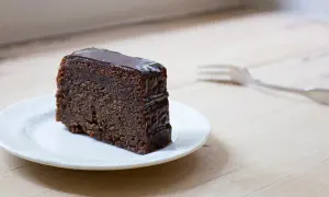 Tranche de fondant au chocolat Laurent Mariotte, nappée d'un glaçage brillant, sur une assiette blanche. Une fourchette est posée à côté.