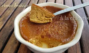 Crème brûlée à la chicorée, un délice caramélisé à la cuillère.