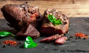 Morceaux de langue de chat boeuf séchée, garnie de basilic frais et d'épices.