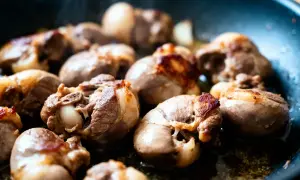Rognons de veau façon grand-mère poêlés, dorés et fumants, un plat réconfortant qui rappelle les bons repas d'antan.