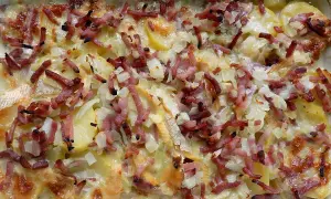 Tartiflette au four, prête à être dégustée. Le temps de cuisson a rendu les pommes de terre fondantes et le reblochon gratiné.