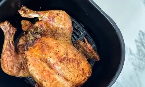 Un poulet entier doré et croustillant, prêt à être dégusté. Le temps de cuisson poulet airfryer est parfait pour un repas rapide et savoureux.