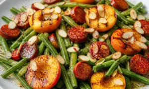 Salade de haricots verts originale avec pêches grillées, chorizo et amandes effilées. Un plat coloré et savoureux.