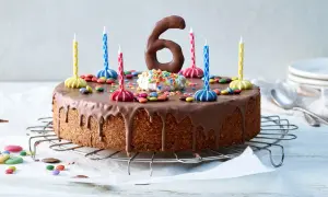 Un gâteau d'anniversaire facile et bluffant, prêt à célébrer 6 ans avec des bougies colorées et des bonbons !