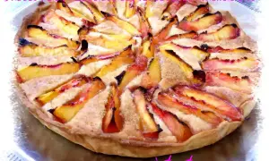 Tarte aux nectarines et crème d'amande, un délice doré et fruité, prêt à être dégusté.