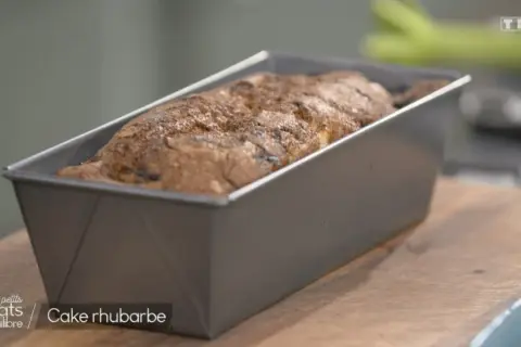Cake à la rhubarbe Laurent Mariotte tout juste sorti du moule, prêt à être dégusté.