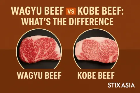 Deux morceaux de bœuf marbré, l'un étiqueté "Wagyu Beef", l'autre "Kobe Beef", illustrant la différence entre ces viandes d'exception.