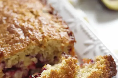Gâteau moelleux aux fruits rouges, un délice gourmand. Ce cake praline rose est prêt à être dégusté.
