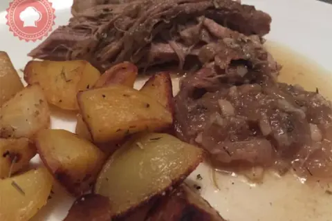 Un plat de filet mignon moelleux, effiloché et servi avec des pommes de terre rôties et une sauce savoureuse. Une recette parfaite pour un repas réconfortant.