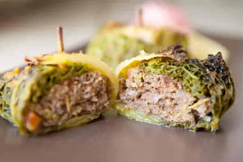 Délicieux choux farcis au four, une recette savoureuse avec une farce généreuse.