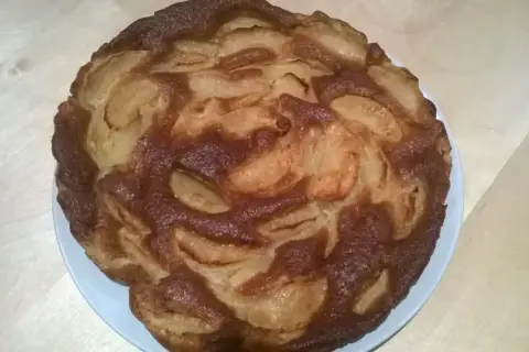 Gâteau aux pommes doré, un délice sans sucre, avec des fruits caramélisés sur le dessus.