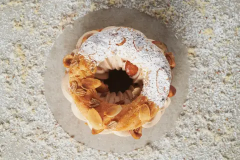 Un Paris-Brest gourmand, garni de crème onctueuse et d'amandes effilées. Une recette qui fait saliver !