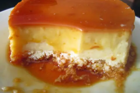 Un délicieux flan coco lait concentré Nestlé, avec son caramel ambré et sa texture crémeuse.
