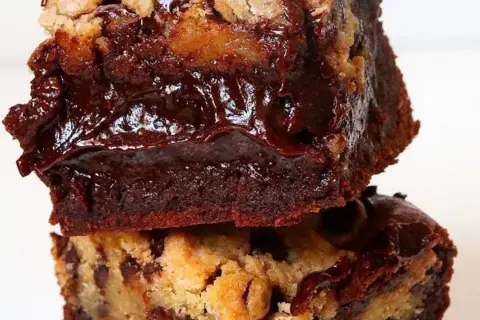 Deux délicieux brookies empilés, un mélange parfait de brownie et de cookie, prêts à être dégustés. Une recette gourmande à essayer !