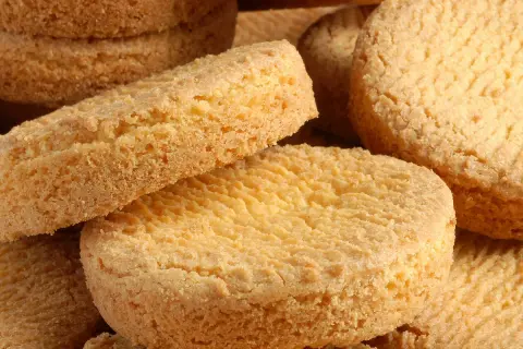 Gros plan sur des palets bretons dorés et croustillants, empilés et prêts à être dégustés.